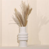"Vases en céramique blanche Alora" can be rewritten as "Vases Alora en céramique blanche".